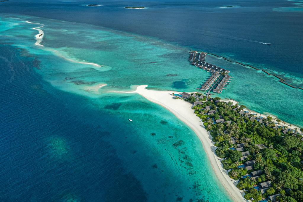 z powietrza widok na wyspę w oceanie w obiekcie Four Seasons Resort Maldives at Landaa Giraavaru w mieście Baa