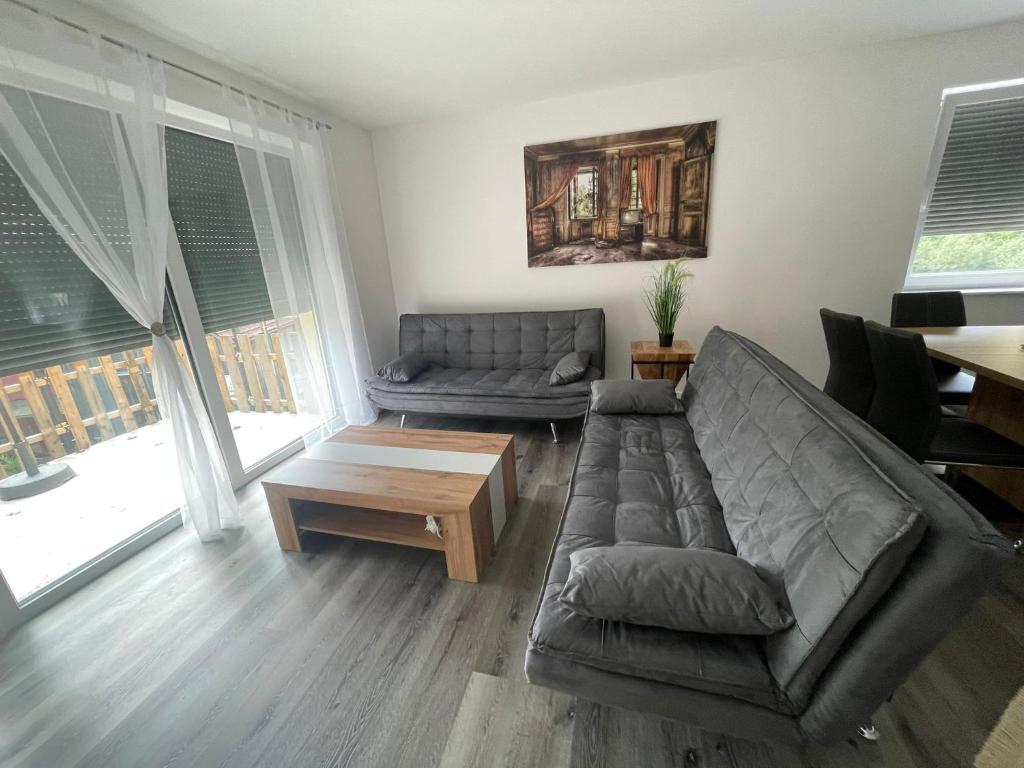 un soggiorno con divano e tavolino da caffè di Sorinas Unterkunft WB16 Top 6 