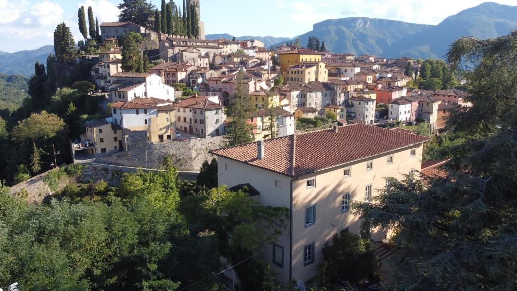 un pueblo en una colina con casas y árboles en Villa Gherardi - B&B e Hostel, en Barga