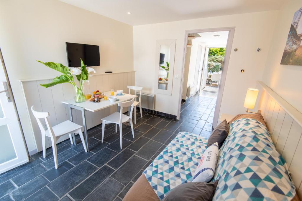 Televízia a/alebo spoločenská miestnosť v ubytovaní Duplex bord de mer tout confort avec terrasse et parking, plage à pied par Groom