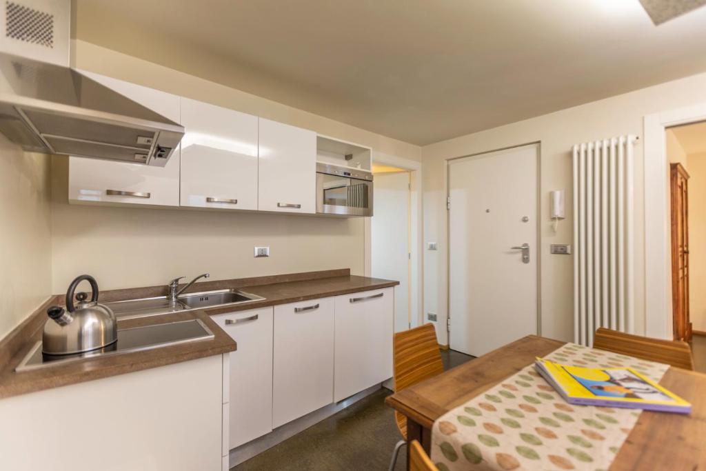 A kitchen or kitchenette at Maison Ginod & Les Fleurs