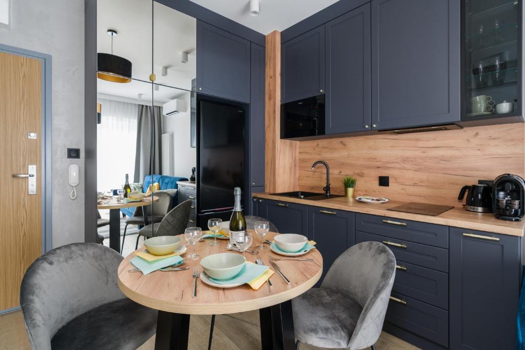 Kuchyňa alebo kuchynka v ubytovaní Niedziałkowskiego 25 Apartments Stary Browar City Center by Renters Prestige