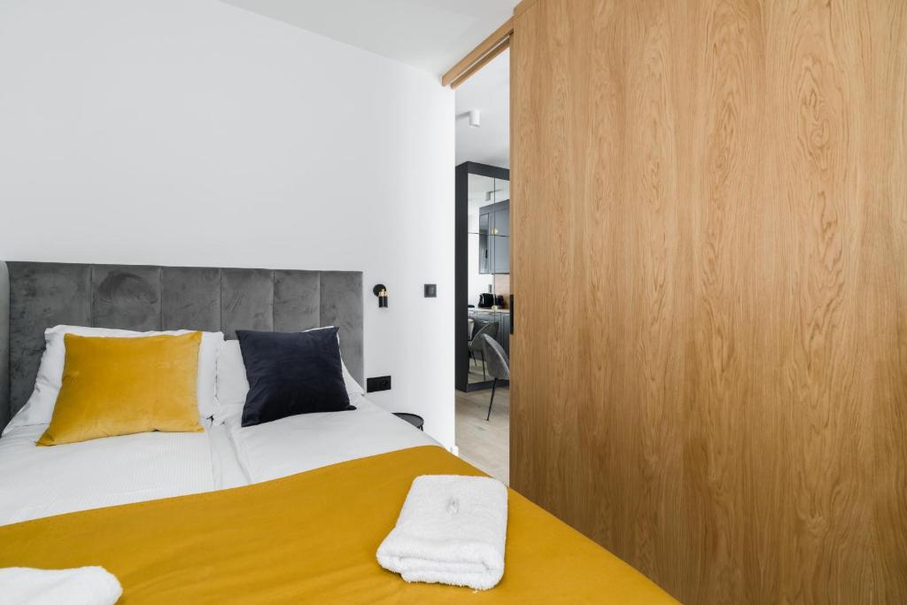 Posteľ alebo postele v izbe v ubytovaní Niedziałkowskiego 25 Apartments Stary Browar City Center by Renters Prestige
