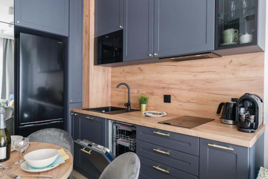 Kuchyňa alebo kuchynka v ubytovaní Niedziałkowskiego 25 Apartments Stary Browar City Center by Renters Prestige