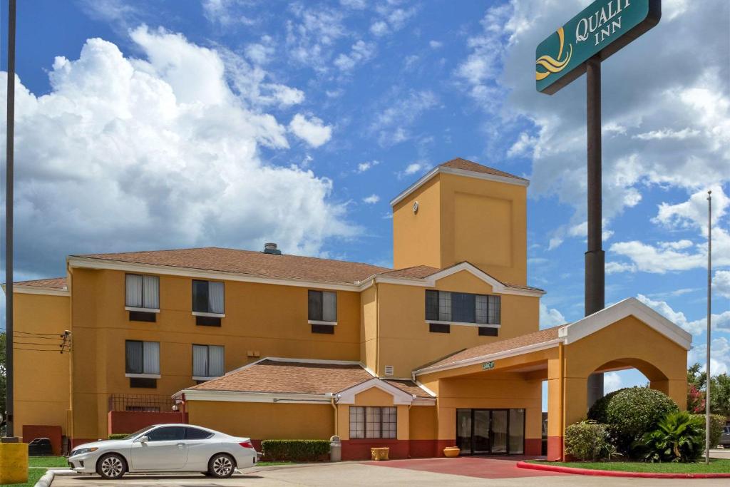 un hôtel avec une voiture garée devant lui dans l'établissement Quality Inn Baytown - Houston East, à Baytown