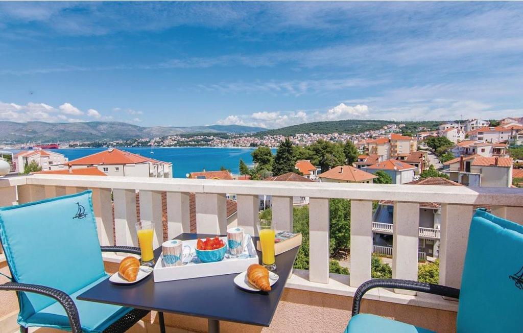 una mesa en un balcón con vistas al agua en Penthouse Dea bye the sea en Okrug Gornji