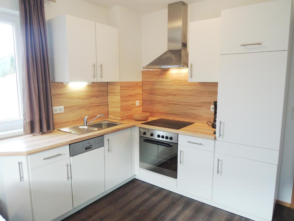 Kuchyň nebo kuchyňský kout v ubytování Appartements Zahnleiten