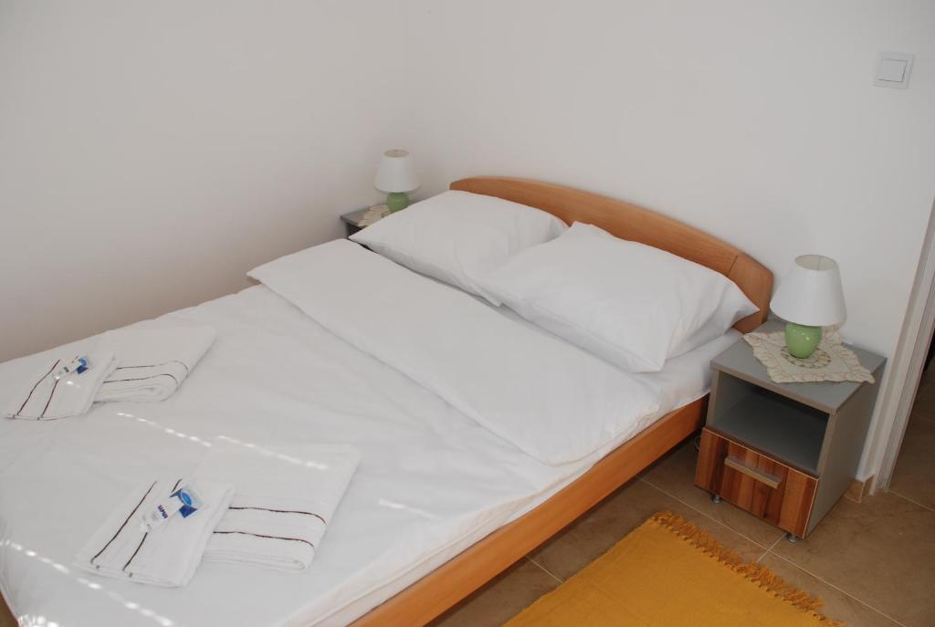 Postel nebo postele na pokoji v ubytování Vila Simic Srebrno Jezero