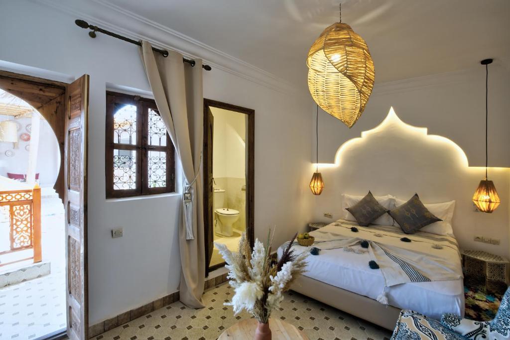 Una cama o camas en una habitación de Riad Arabkech