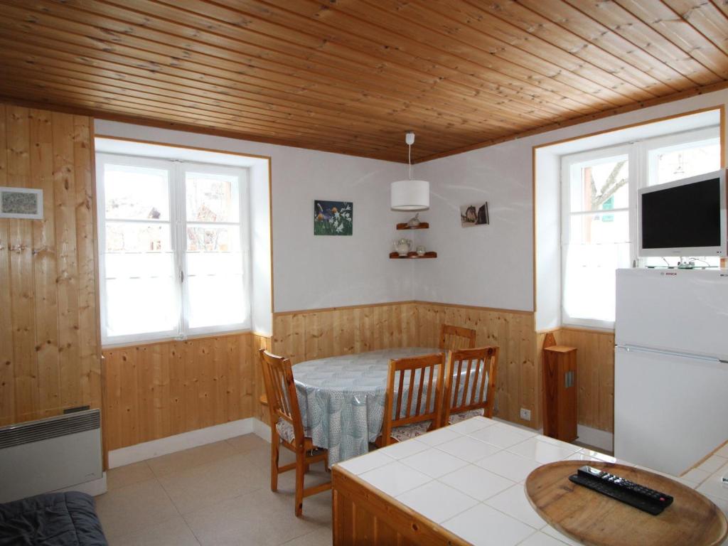 a dining room with a table and a kitchen at Appartement Lanslebourg-Mont-Cenis, 3 pièces, 5 personnes - FR-1-508-253 in Lanslebourg-Mont-Cenis