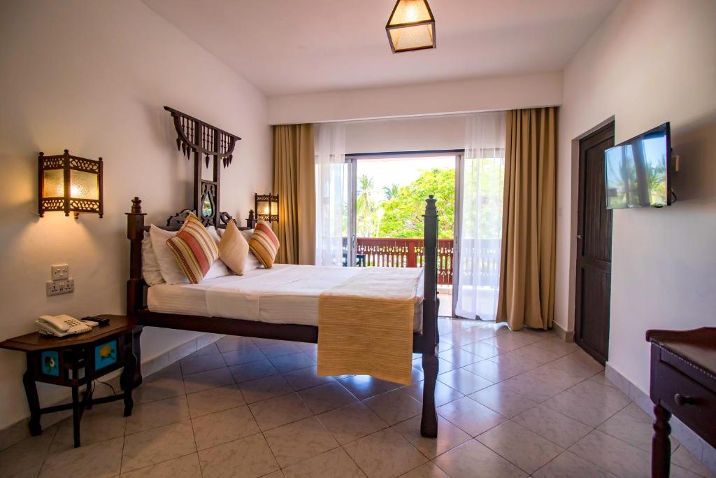 Postel nebo postele na pokoji v ubytování Bamburi Beach Hotel