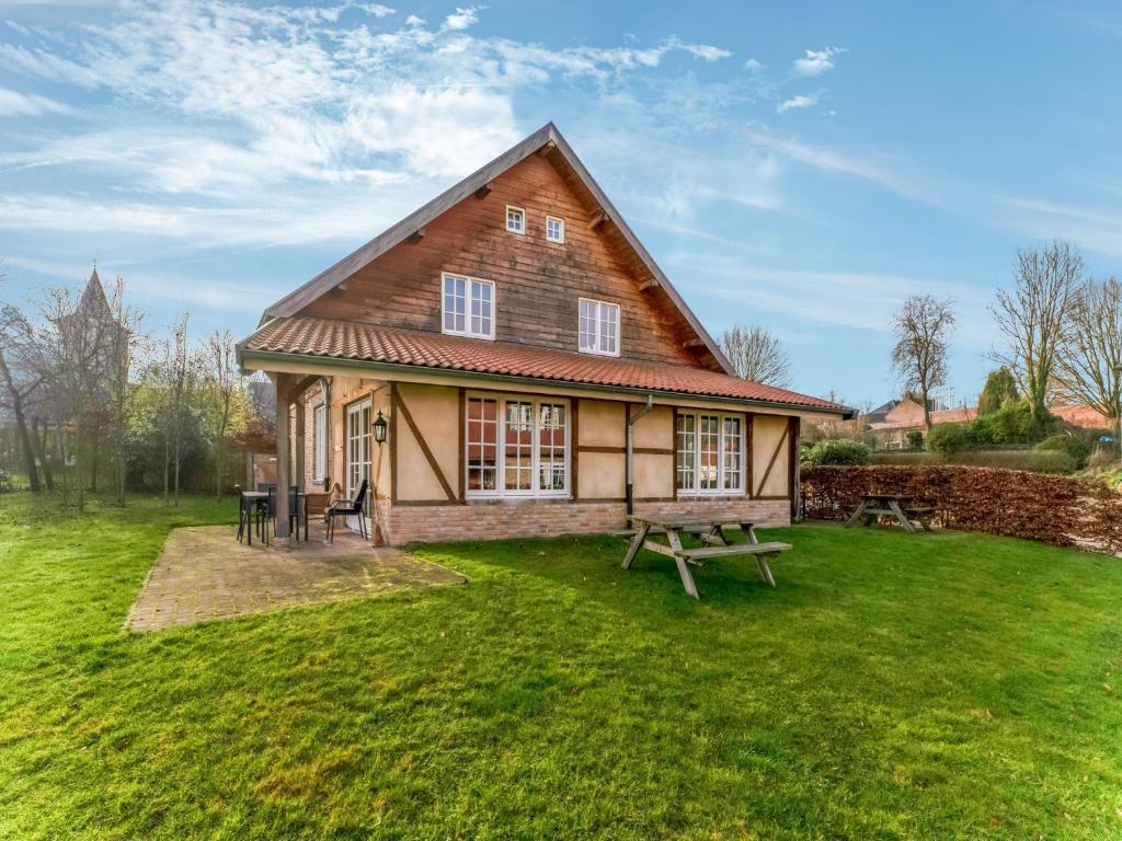 ein Haus mit einem Picknicktisch im Hof in der Unterkunft Residentie Heesdael in Slenaken