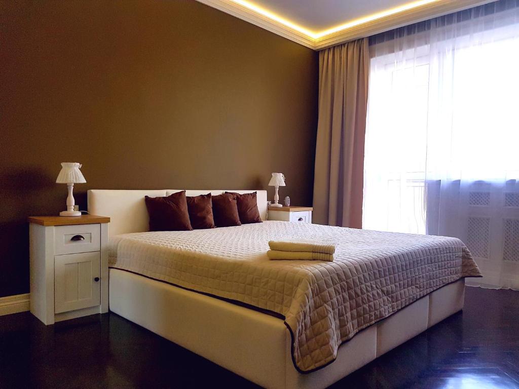 Un dormitorio con una cama grande y una ventana en Sweet Chocolate en Żywiec