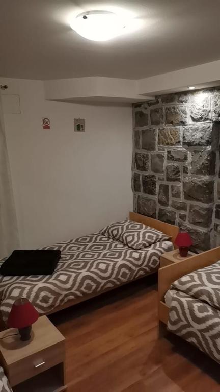 Postel nebo postele na pokoji v ubytování Trilj Apartman Jurika