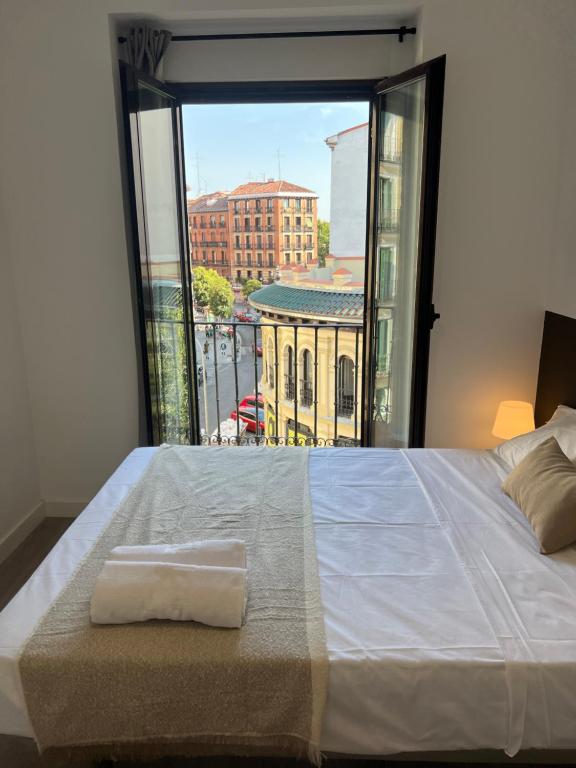 1 dormitorio con 1 cama grande y ventana grande en Casa de huéspedes Mi lla, en Madrid