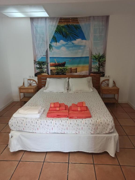 1 dormitorio con 1 cama con 2 almohadas rojas en Grand&Mirells, en Santa Cristina d'Aro