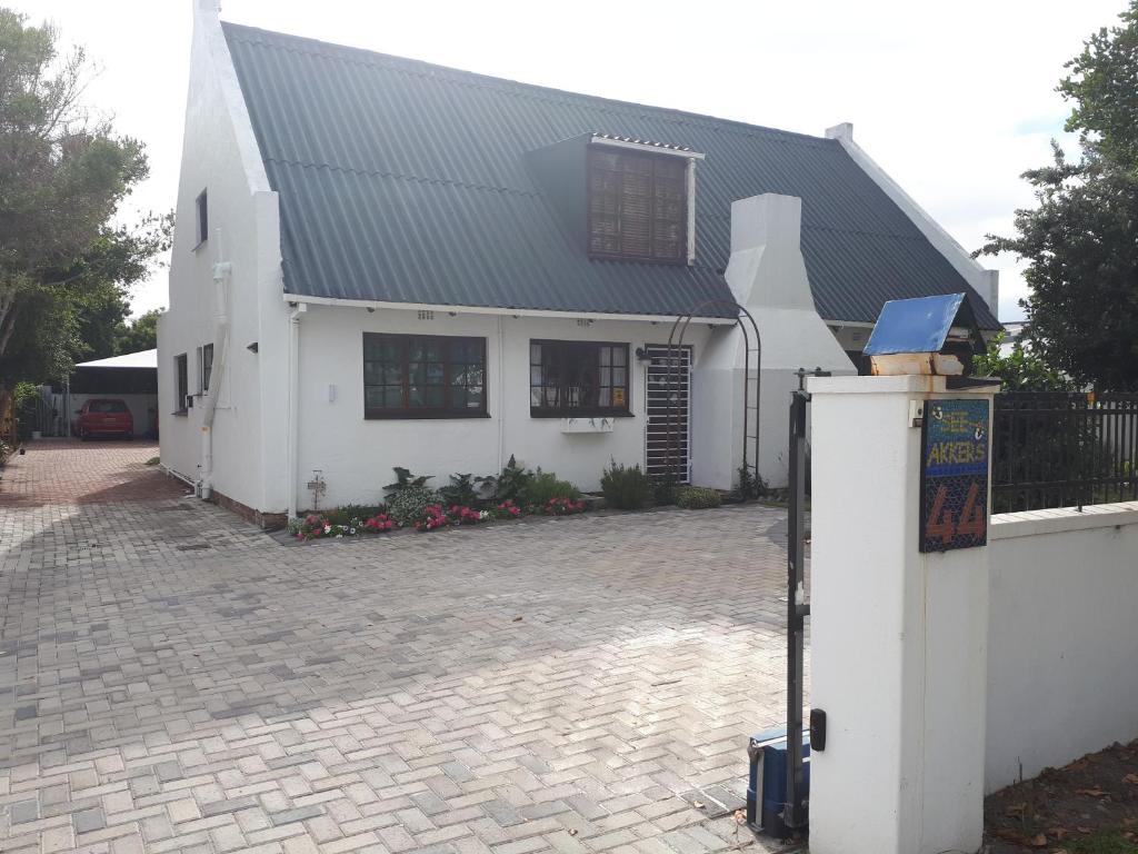 6 bedroom house and cottage, Hermanus (updated prices 2024)