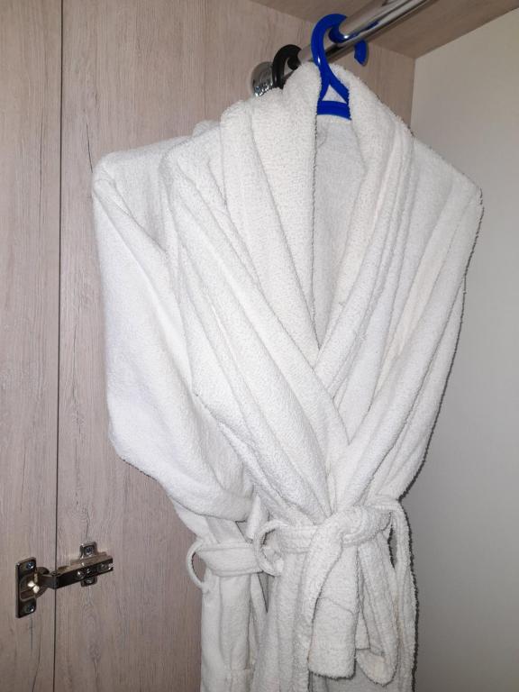 uma toalha branca está pendurada numa cortina de chuveiro em Изумруд em Oral