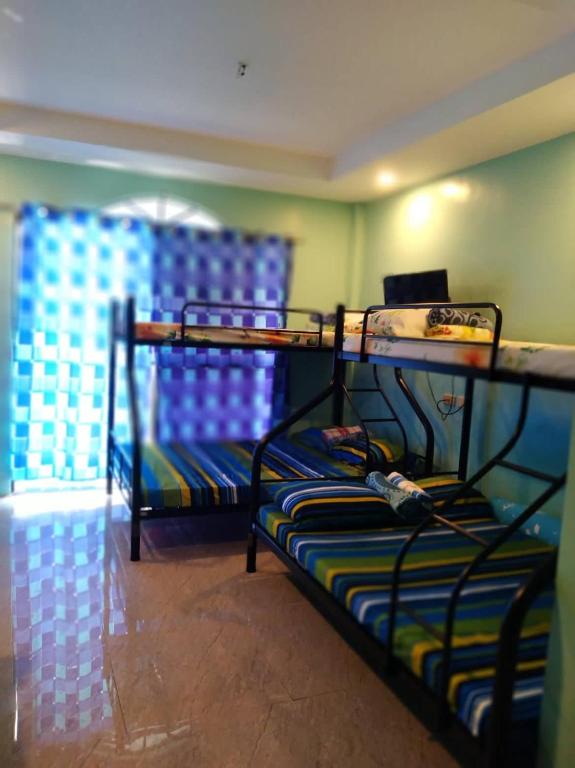 Uma área de estar em Azulea Lodging House Oslob