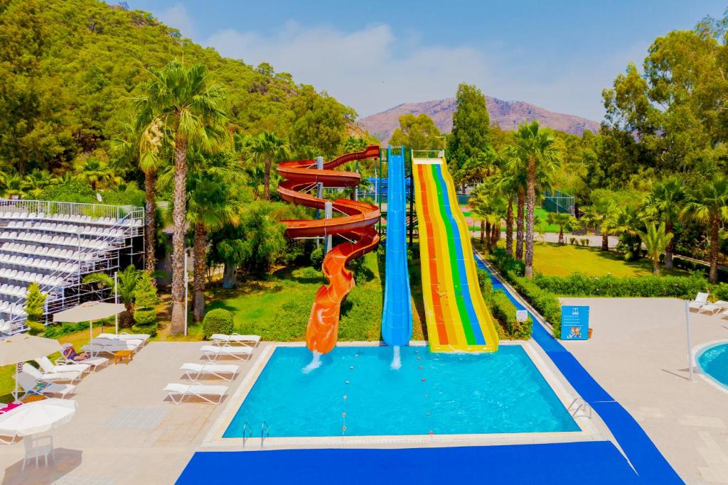 Bazén v ubytování Fortezza Beach Resort nebo v jeho okolí