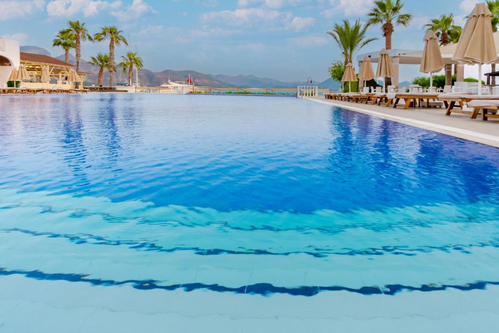 Bazén v ubytování Fortezza Beach Resort nebo v jeho okolí