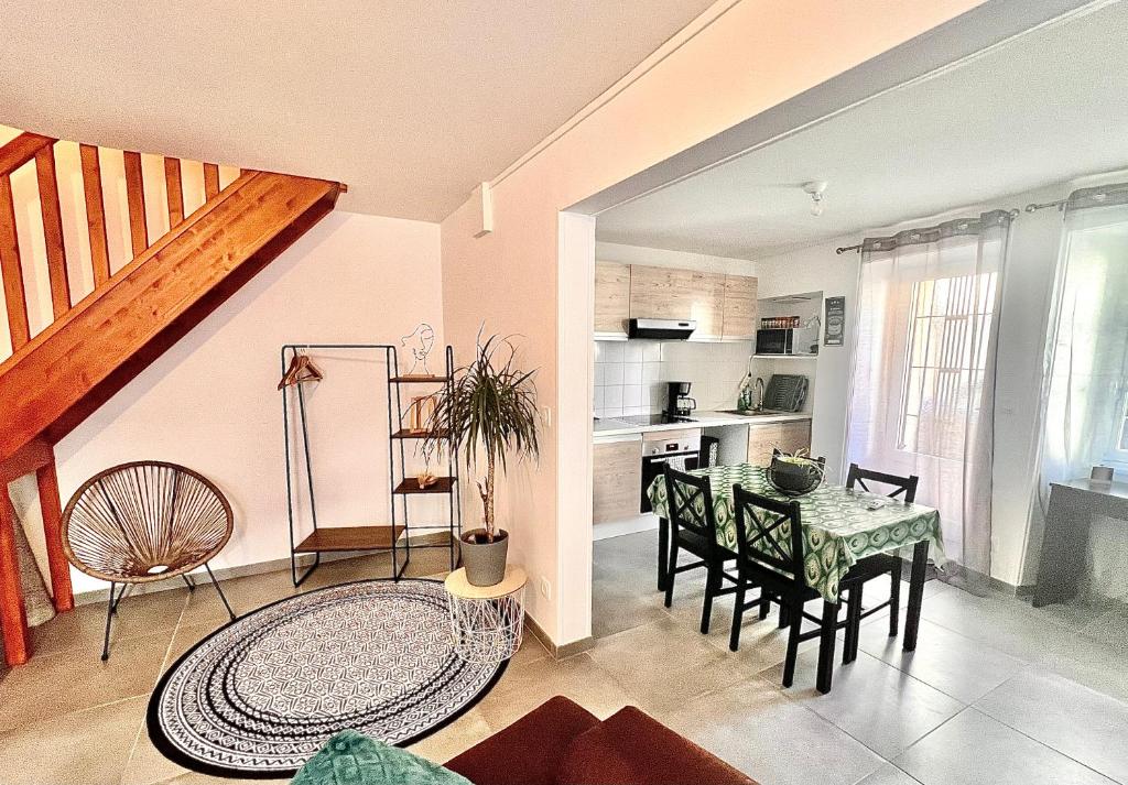 a kitchen and dining room with a table and chairs at Villa 2 chambres proche d’un Lac in Ruelle-sur-Touvre