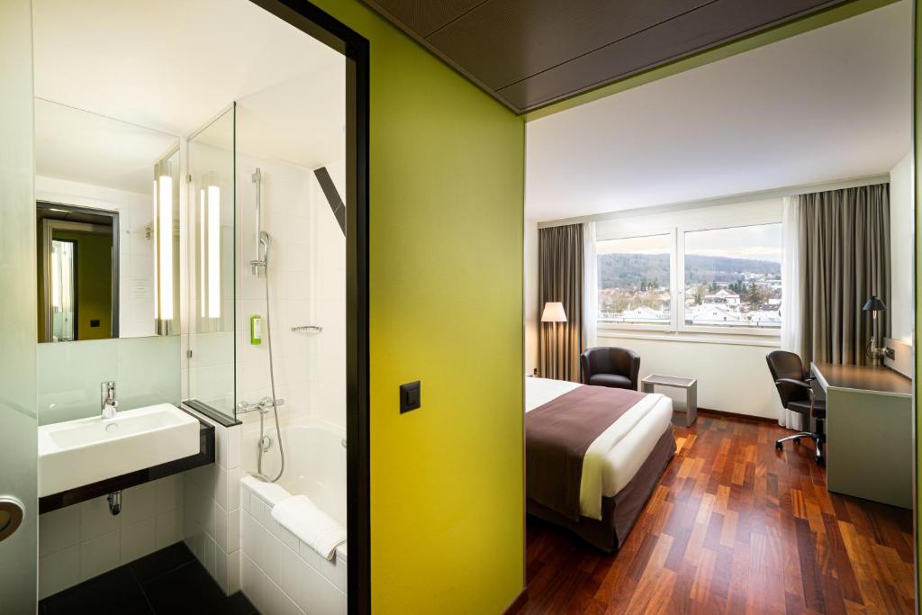 Postel nebo postele na pokoji v ubytování Holiday Inn Zürich Messe by IHG