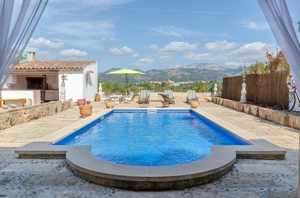 una piscina en medio de un patio en YourHouse Es Puig, quiet villa with private pool, en Búger