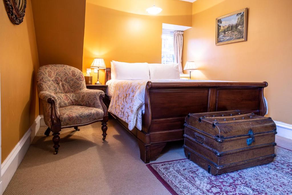 Postel nebo postele na pokoji v ubytování Dalmunzie Castle Hotel