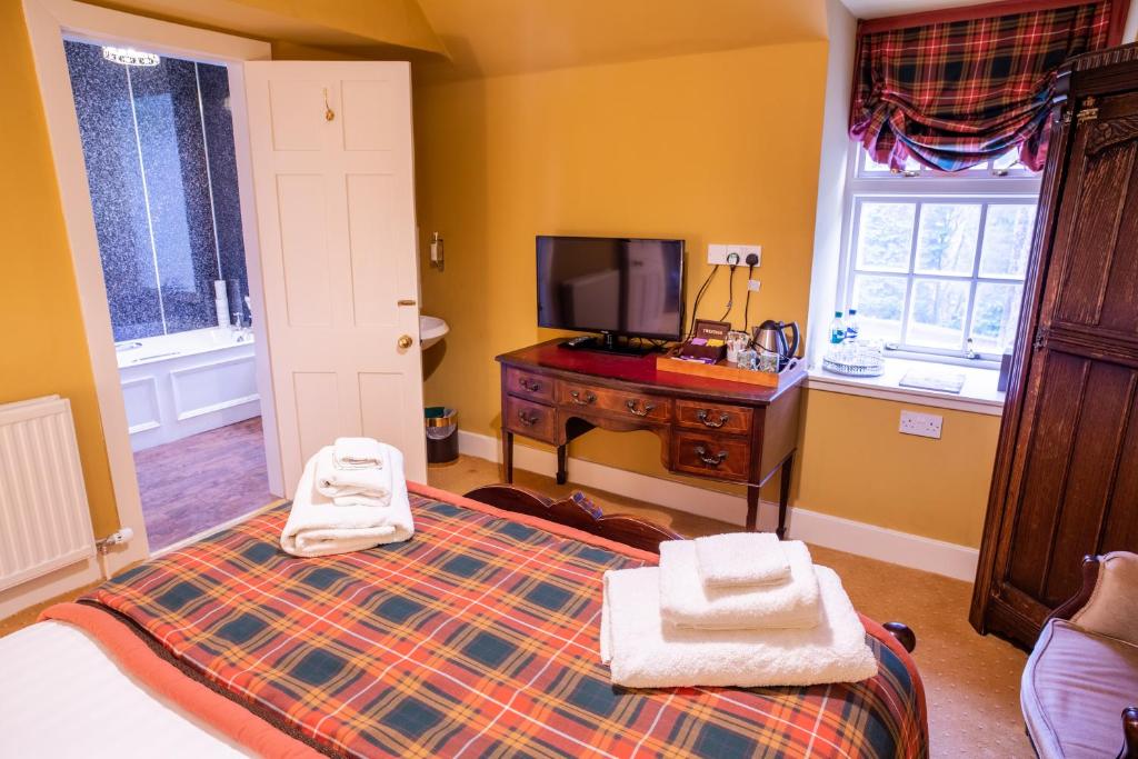 Postel nebo postele na pokoji v ubytování Dalmunzie Castle Hotel