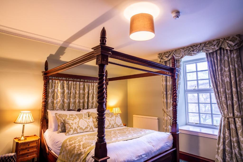Postel nebo postele na pokoji v ubytování Dalmunzie Castle Hotel