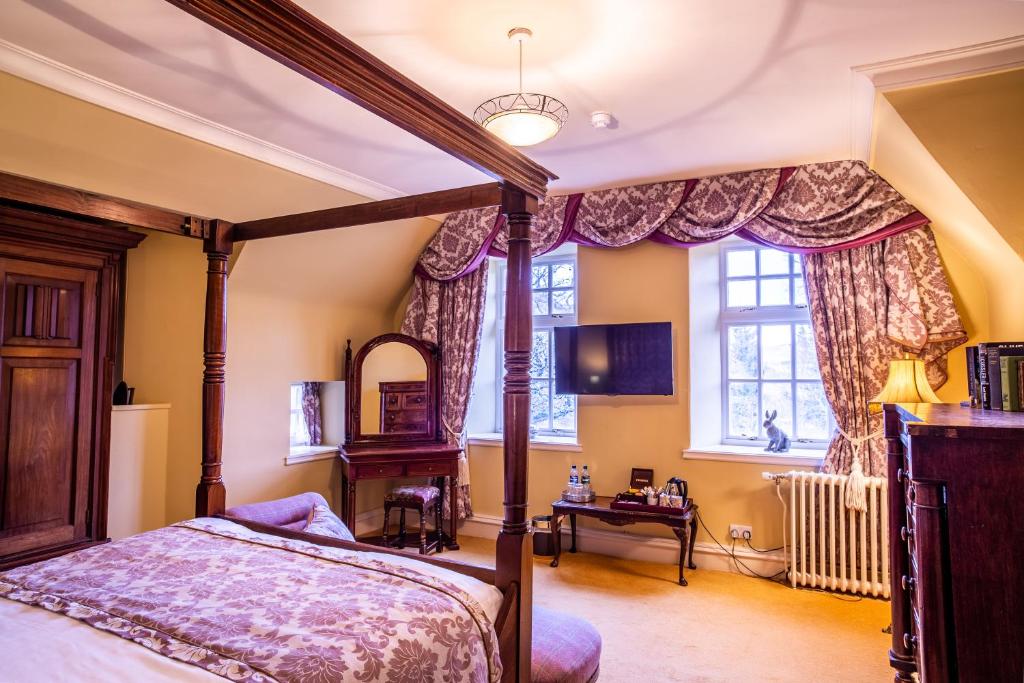 Postel nebo postele na pokoji v ubytování Dalmunzie Castle Hotel
