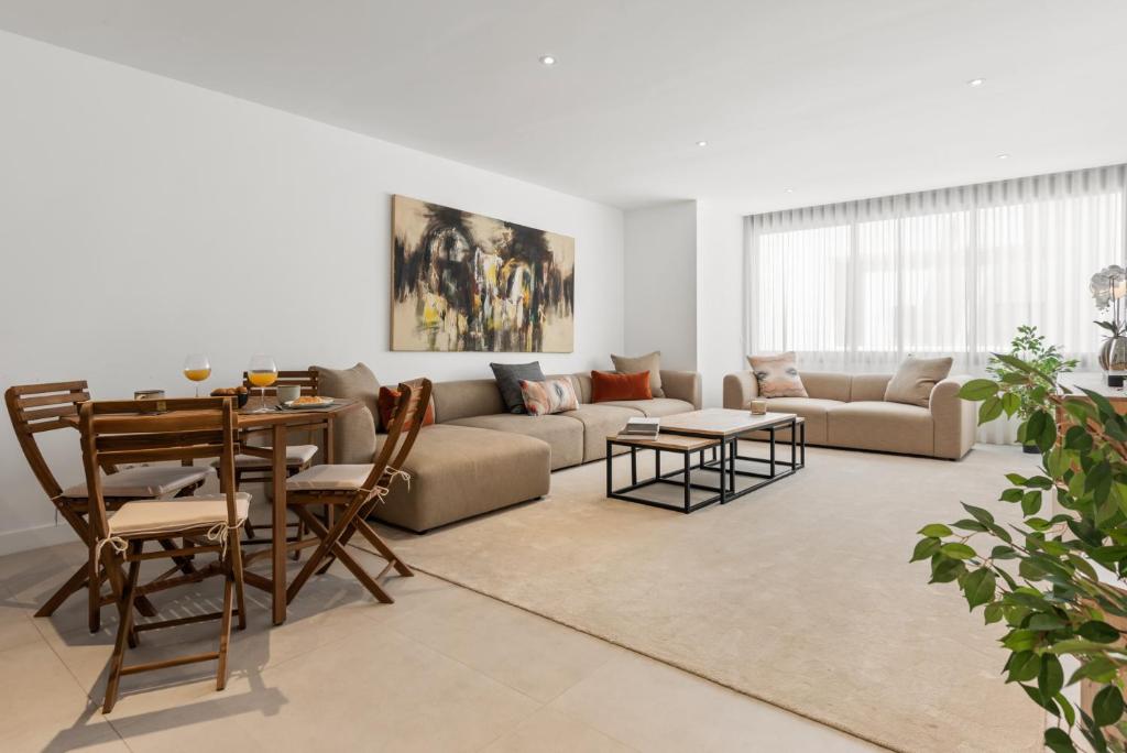 Posedenie v ubytovaní Large apartment in Playas del Duque