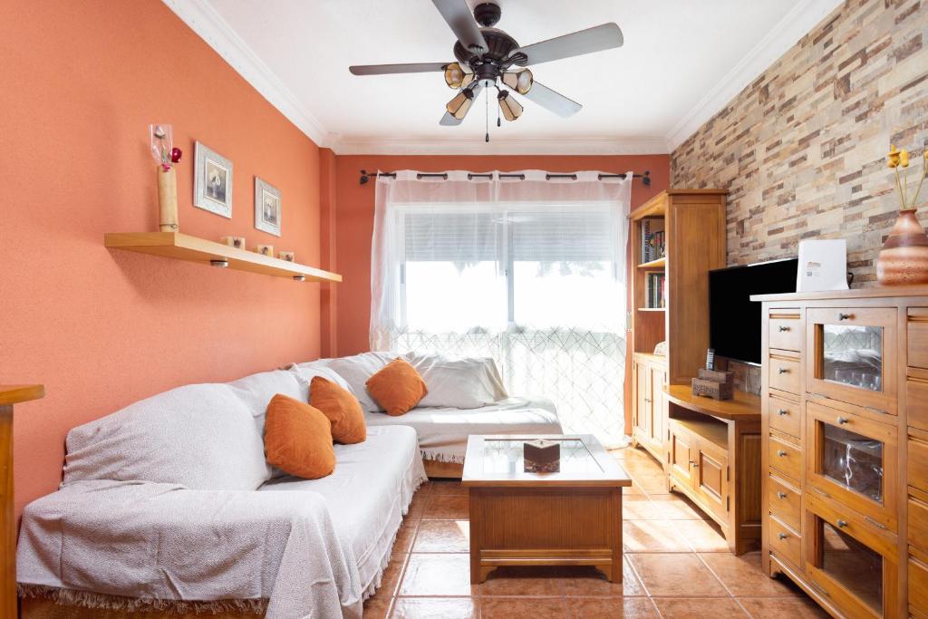 un soggiorno con divano bianco e TV di 127 SANTA CRUZ Views a Santa Cruz de Tenerife