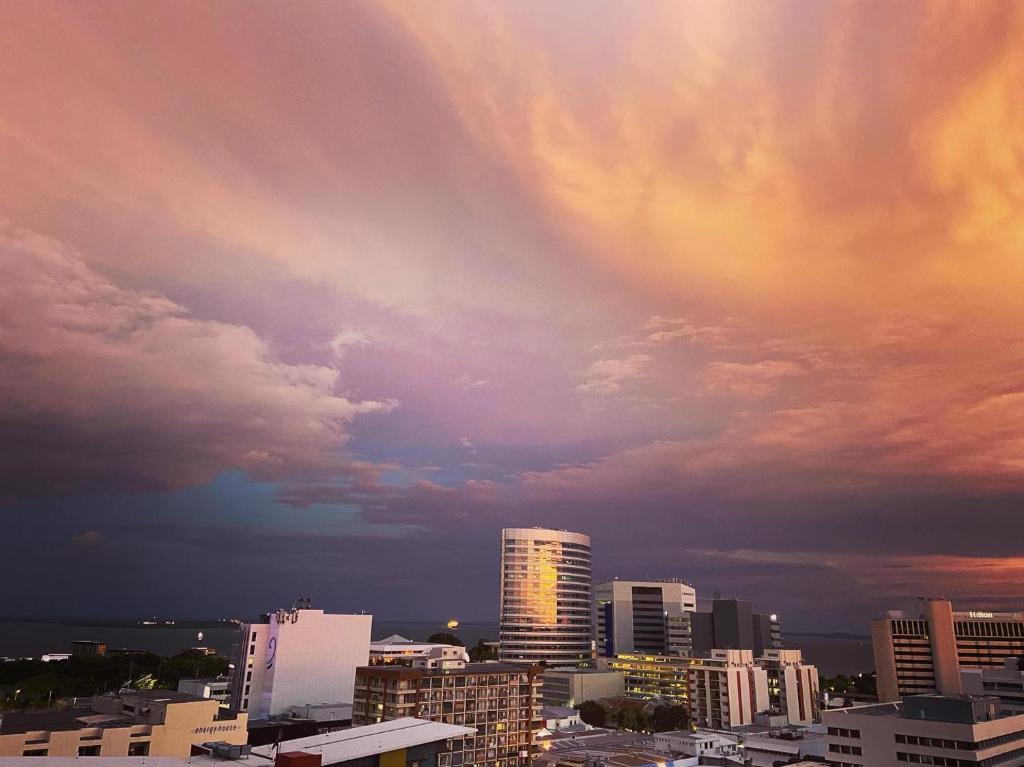 panoramę miasta z pochmurnym niebem i budynkami w obiekcie Darwin City Suites with Harbour View w mieście Darwin