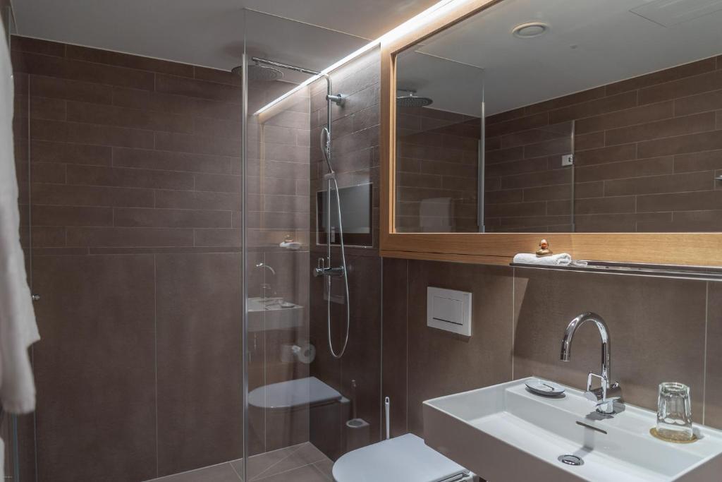 Koupelna v ubytování CASPAR Swiss Quality Hotel