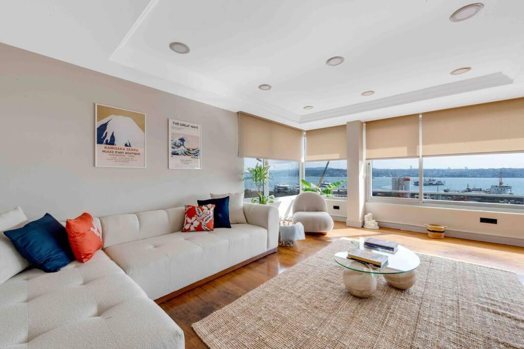 een woonkamer met een witte bank en een tafel bij Amazing Bosphorus View Apartment in Istanbul