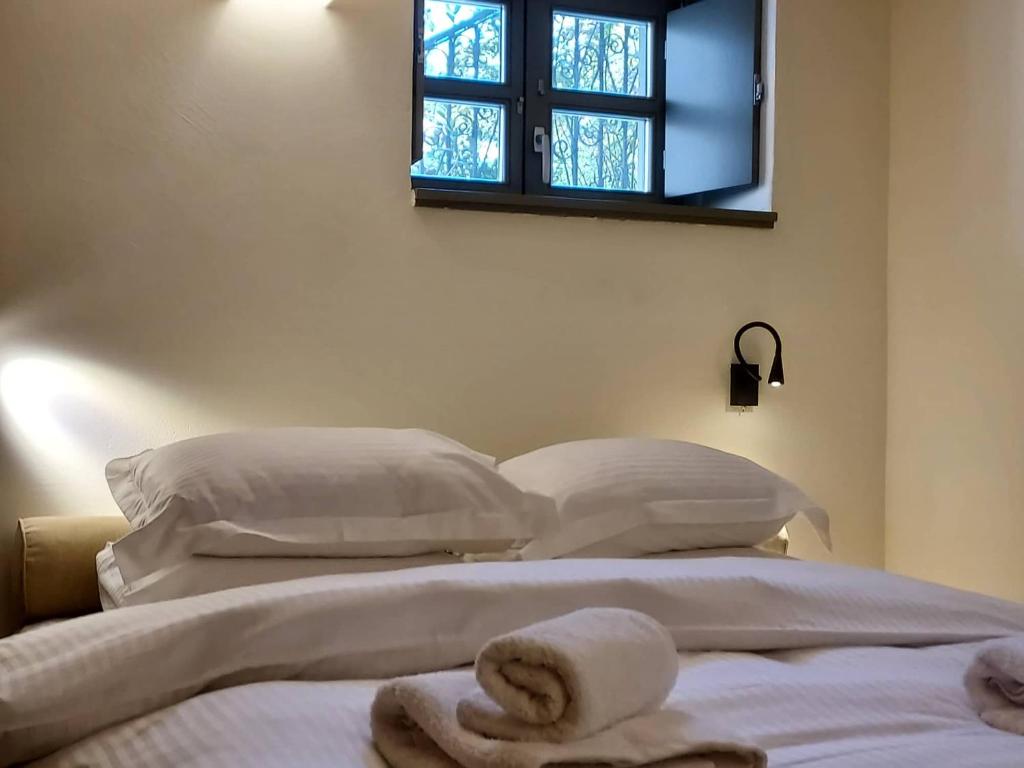Postel nebo postele na pokoji v ubytování KATIKIA ZAGORI