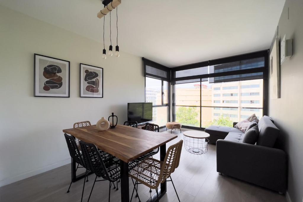 巴塞隆納的住宿－ChicStays Apartment Vila Olímpica，客厅配有桌子和沙发