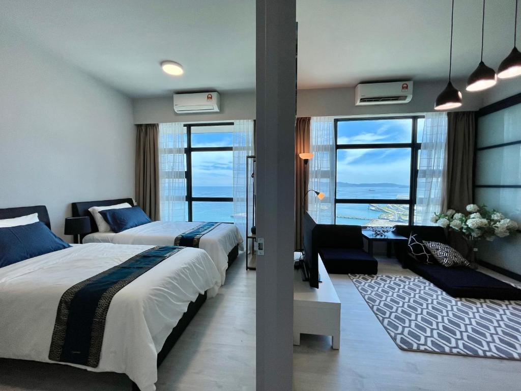 une chambre d'hôtel avec deux lits et un salon dans l'établissement Mango House2-SeaView,Wifi,Swimmingpool,Gym-JQ, à Kota Kinabalu