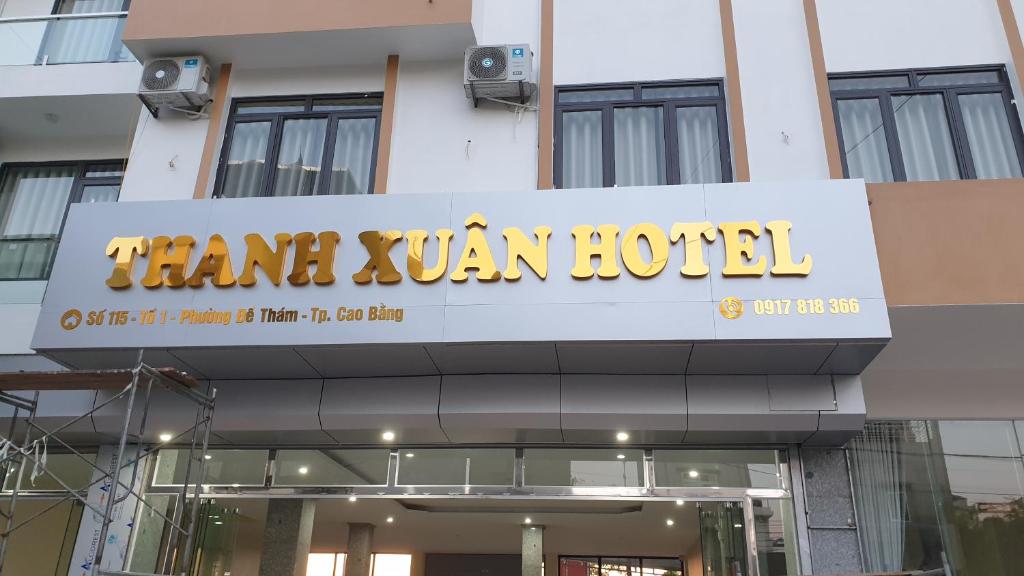 ein Schild für ein Hotel vor einem Gebäude in der Unterkunft THANH XUÂN HOTEL in Cao Bằng