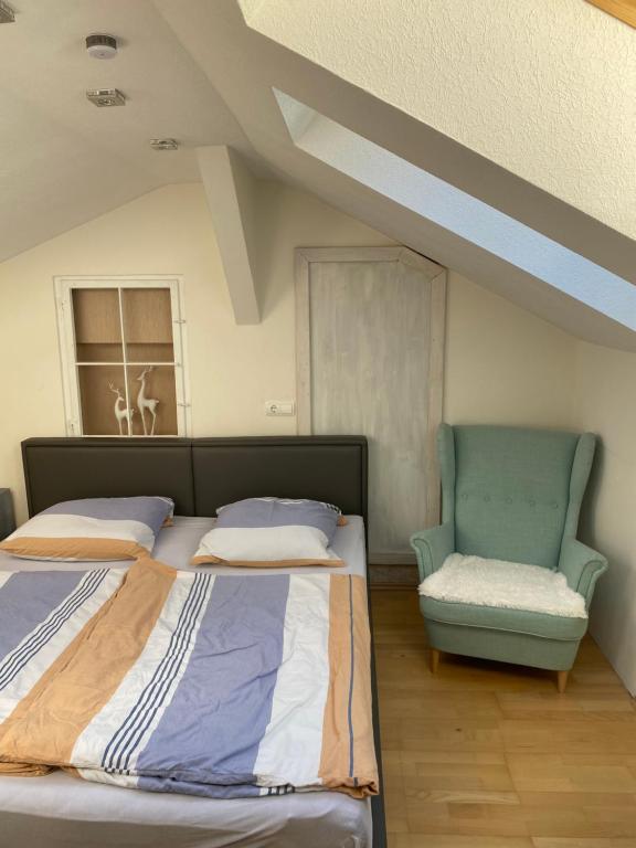 Un pat sau paturi într-o cameră la Ferienwohnung Müller