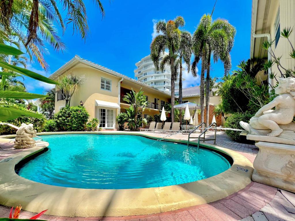 a swimming pool in front of a house at La Casa Hotel in Fort Lauderdale