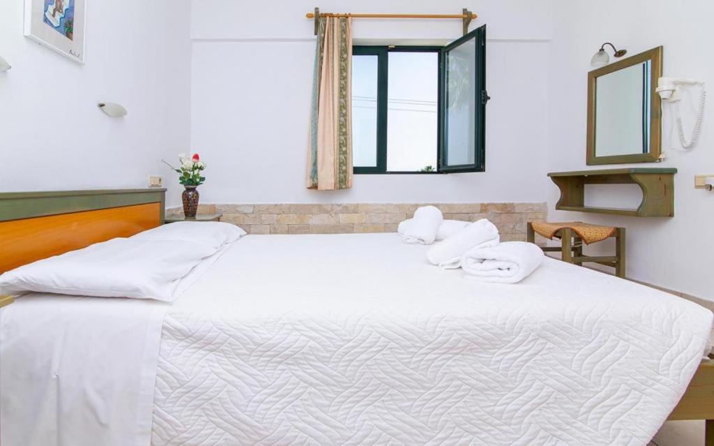 Łóżko lub łóżka w pokoju w obiekcie Dionysos Apartments & Studios