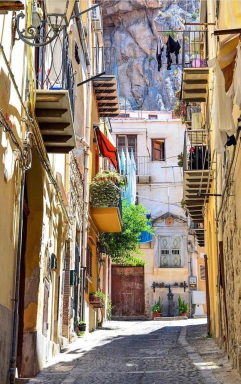 an alley in an old town with buildings at Casa Mimí in Cefalù