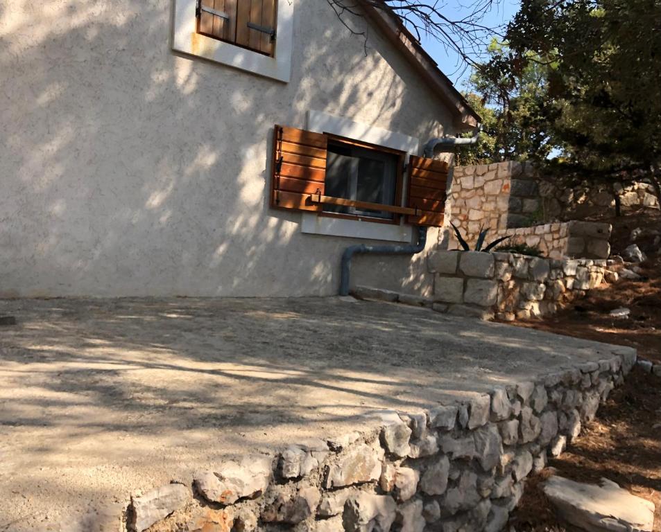 Το κτήριο όπου στεγάζεται  η παραθεριστική κατοικία