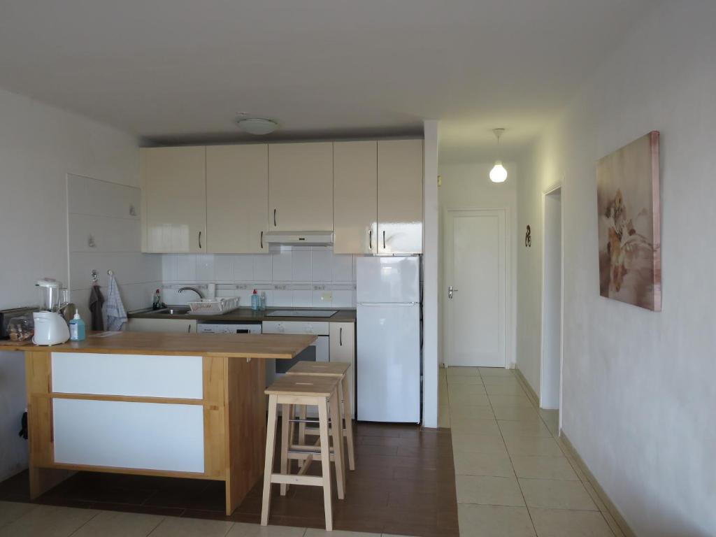 A kitchen or kitchenette at Biósfera Modern Bright Old Town Two Bedroom Apartment PDC