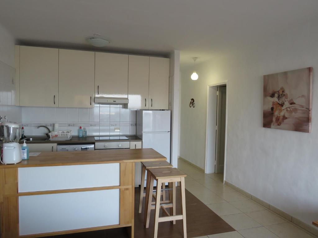 A kitchen or kitchenette at Biósfera Modern Bright Old Town Two Bedroom Apartment PDC