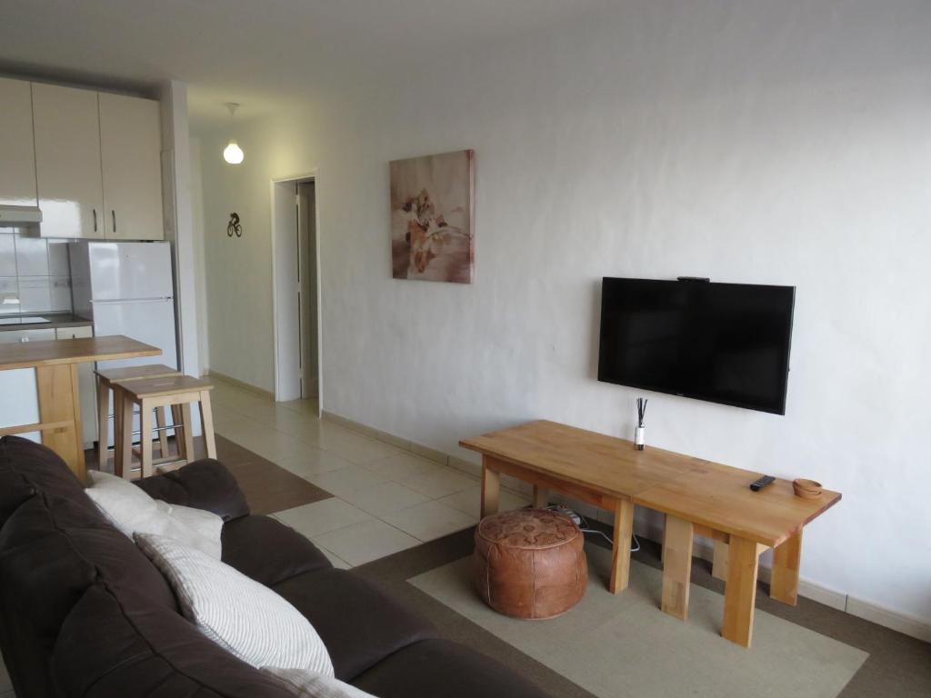 A television and/or entertainment centre at Biósfera Modern Bright Old Town Two Bedroom Apartment PDC