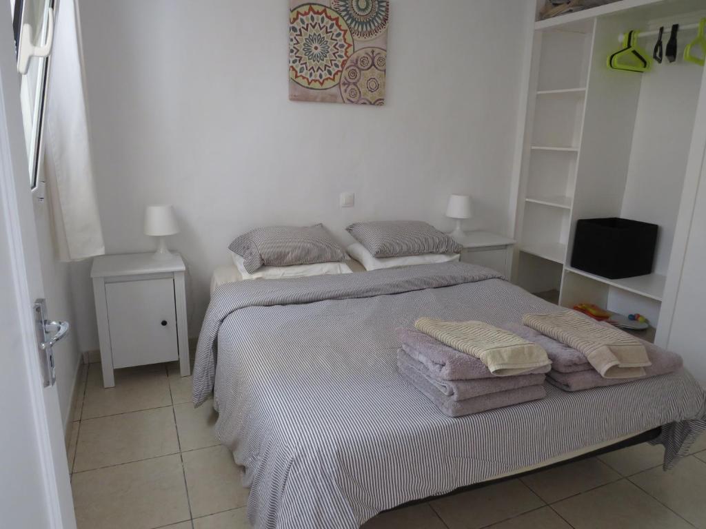 A bed or beds in a room at Biósfera Modern Bright Old Town Two Bedroom Apartment PDC